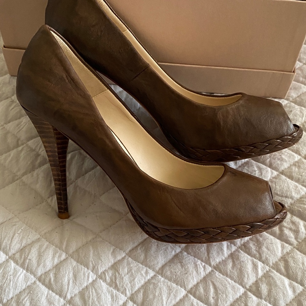 Uterque NIB Brown Leather Peep-Toe Heels